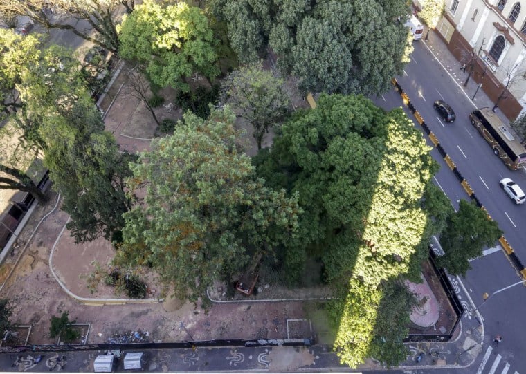 Demora na revitalização em praça no Centro Histórico gera reclamações