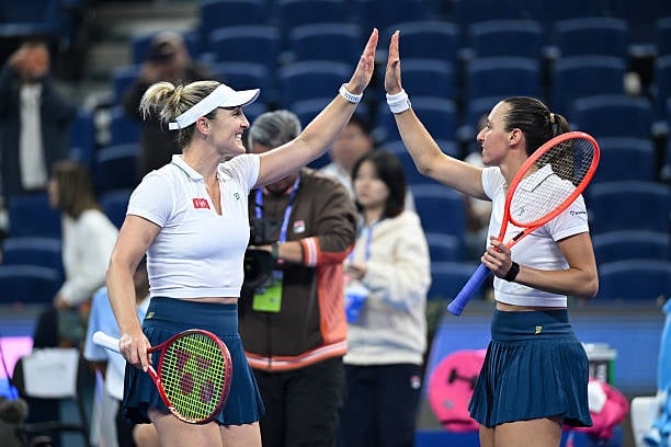 Dupla enfrenta Mertens e Shnaider em busca de uma vaga na decisão do WTA de Pequim