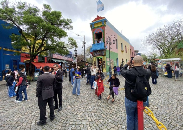 Loja de souvenir no Caminito vende enfeite menor que a palma da mão por mais de R$ 400,00 