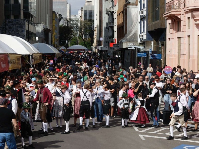 Oktoberfest movimenta Centro Histórico com tradicionalismo alemão neste sábado