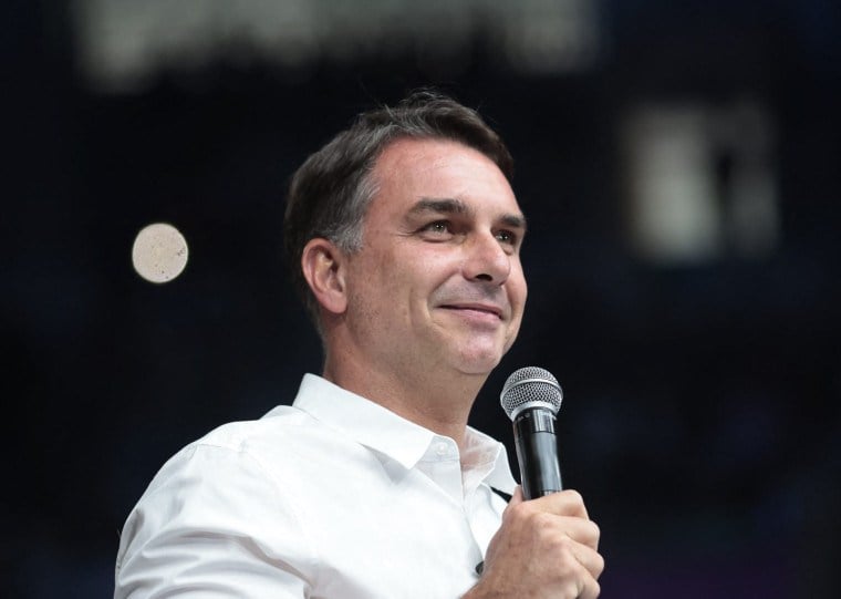 Candidato à Presidência da República, Flávio Bolsonaro se reuniu com aliados políticos em restaurante neste domingo