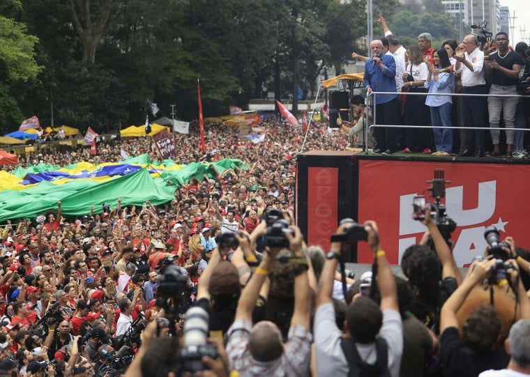 Lula participa de ato eleitoral na Avenida Paulista, em São Paulo, neste domingo