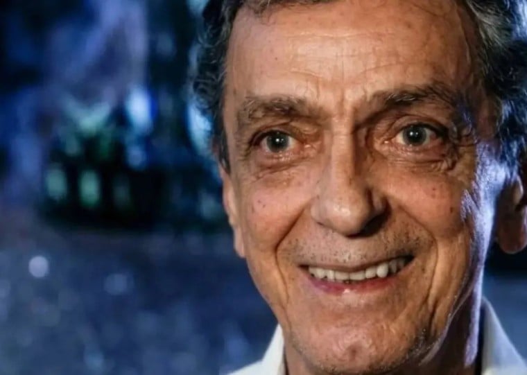 Ator e dublador, Edson Silva teve sua última aparição nas telas em 2004, na novela Senhora do Destino