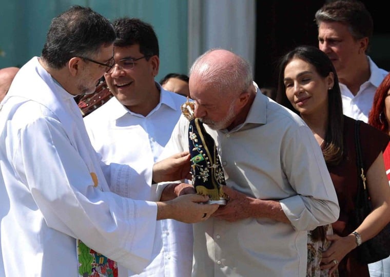 Lula participou de missa restrita a autoridades e convidados no Palácio da Alvorada que homenageou Nossa Senhora Aparecida