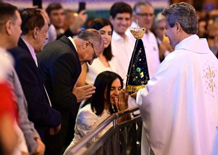 Vice de Lula na campanha à reeleição, Geraldo Alckmin (PSB) participou de celebrações no Santuário Nacional de Nossa Senhora da Conceição Aparecida neste feriado