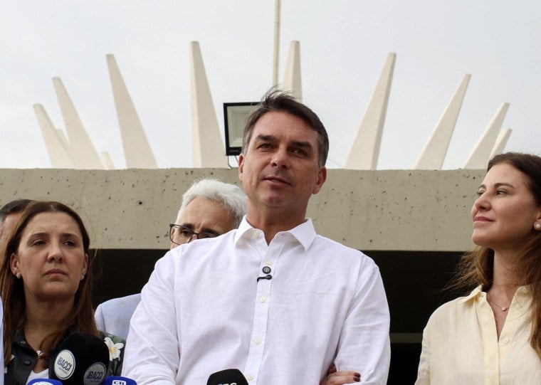 Evangélico, Flavio realizou aceno a católicos ao participar da celebração; presidenciável foi citado nominalmente na homilia