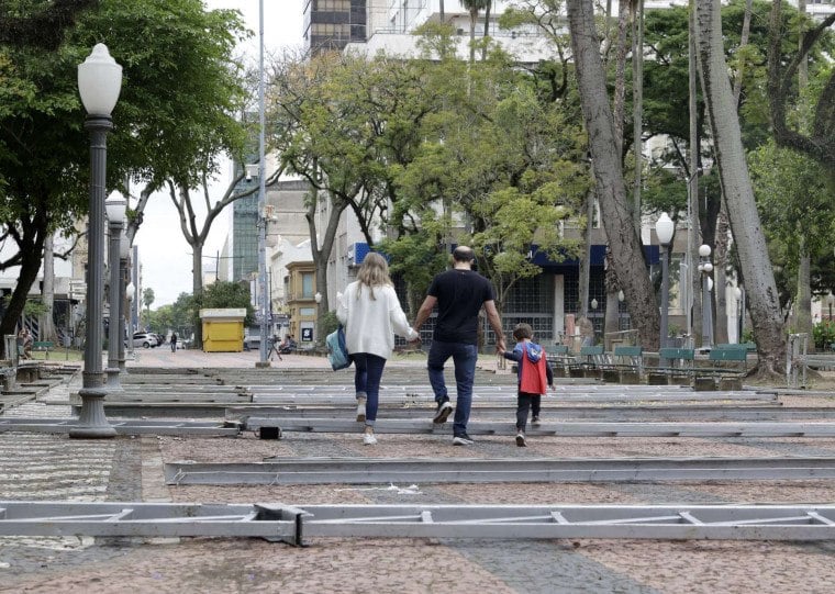 Estruturas que receberão bancas de livros na edição 2026 começaram a ser montadas na Praça da Alfândega e devem ficar prontas nas próximas semanas