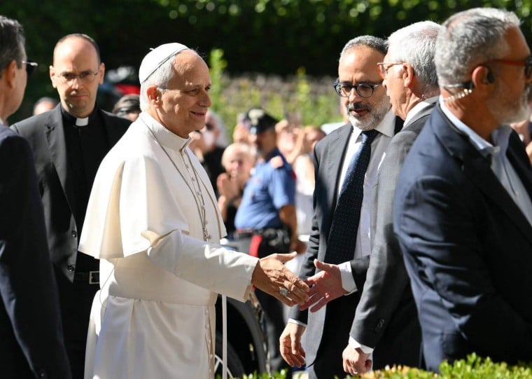 Segundo o Vaticano, ele deve permanecer hospitalizado por pelo menos uma semana