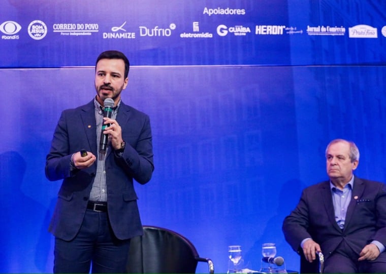 Secretário de Comunicação de Porto Alegre, Luiz Otávio Prates (e), com José Paulo Soares Martins, participou do Menu POA da ACPA