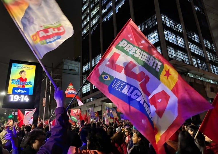 A concentração teve início às 18h e prosseguiu com caminhada pela avenida Borges de Medeiros