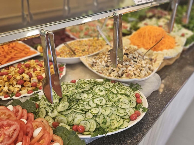A ilha dedicada a saladas, legumes e frutas &eacute; um dos destaques do Dei Fratelli <br />Foto: NATHAN LEMOS/JC