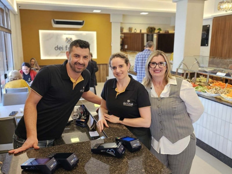 Lindonei Pacheco e Ana Paula Bonacina, gerentes do Dei Fratelli, ao lado de Marli Anselmini, uma das s&oacute;cias do restaurante<br />Foto: NATHAN LEMOS/JC