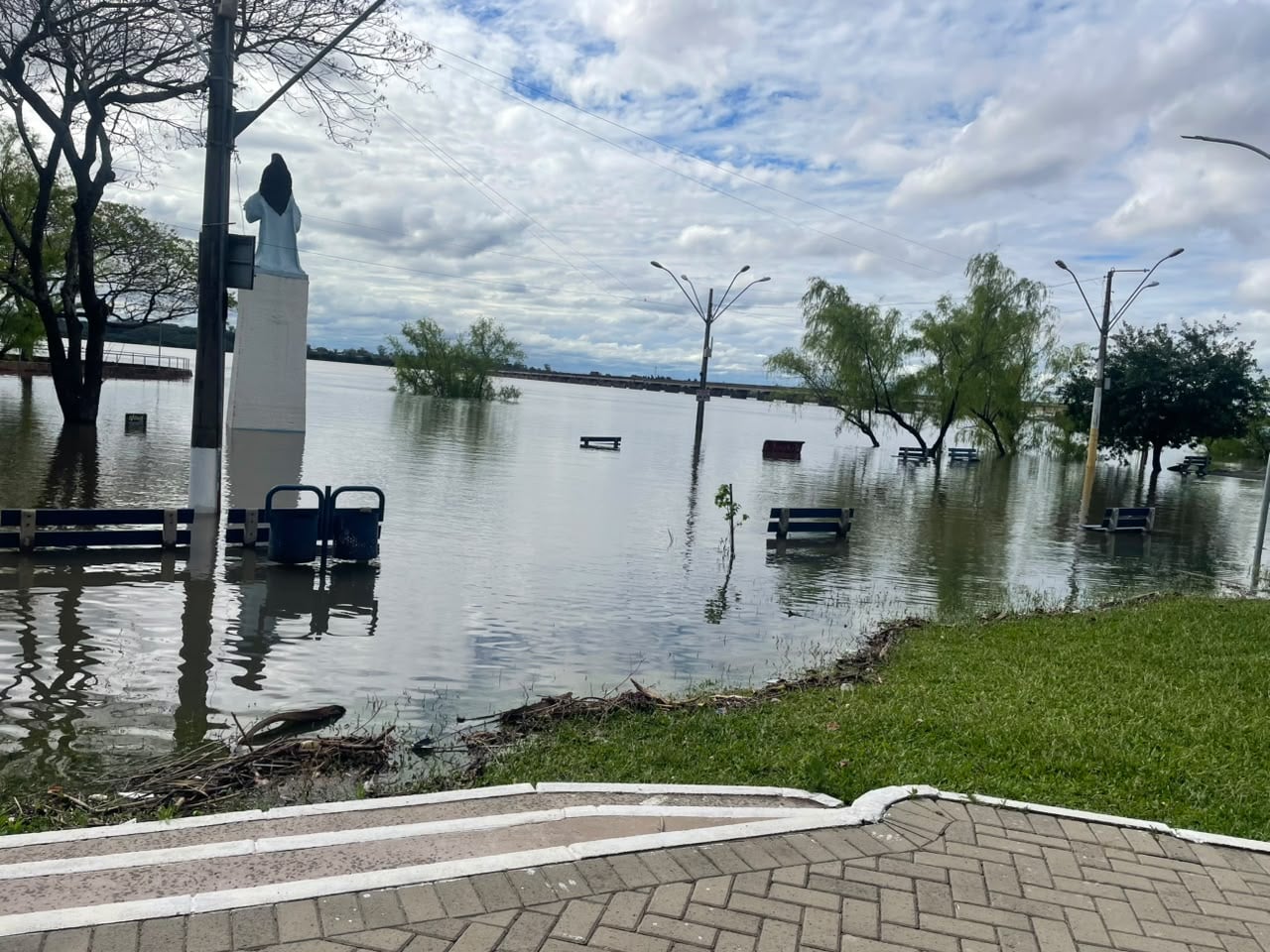 Pra&ccedil;a Caio Silva, conhecida como Pra&ccedil;a da Orla, foi atingida pela cheia do Rio Uruguai | Prefeitura de Uruguaiana/Divulga&ccedil;&atilde;o/Cidades