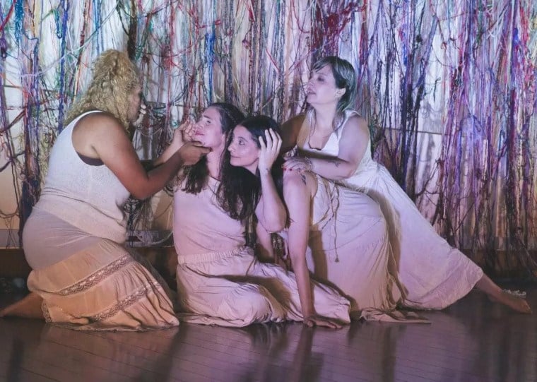 Montagem da Nós Cia. de Teatro traz novelos doados por dezenas de mulheres para refletir sobre o feminino, a coletividade e a natureza