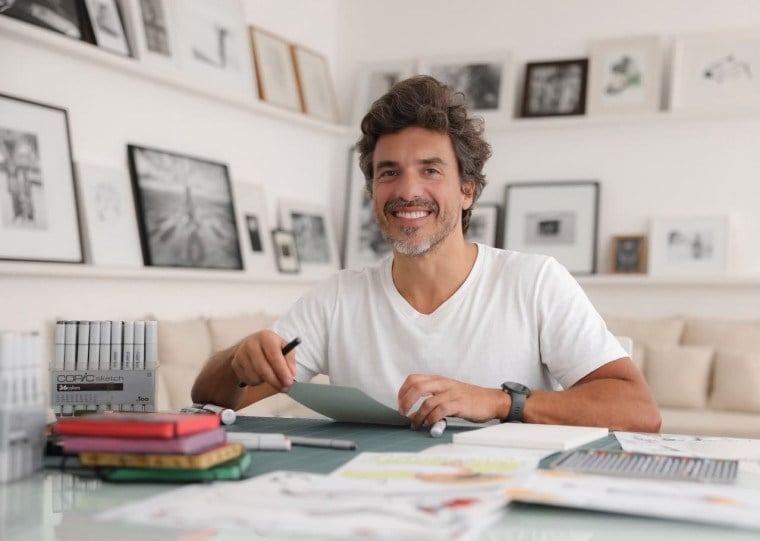 Chico Baldini desenha em preto e branco as 16 obras inéditas criadas especialmente para a exposição.