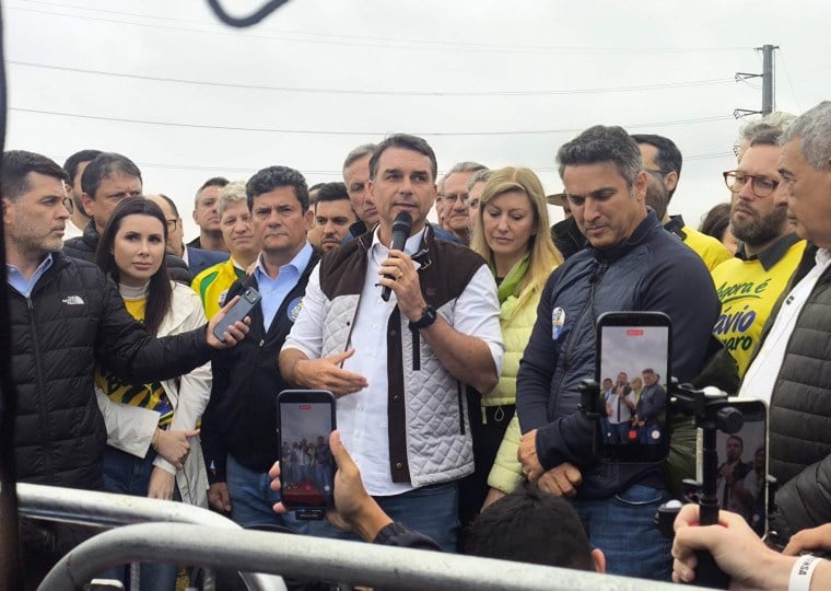 O candidato Flávio Bolsonaro visitou uma das áreas mais afetadas pelas enchentes de 2024