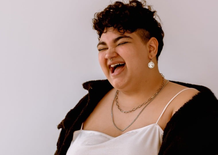 Jalile mistura R&B, soul e groove a ritmos como axé, brega e funk em seu show no Porto da Música.