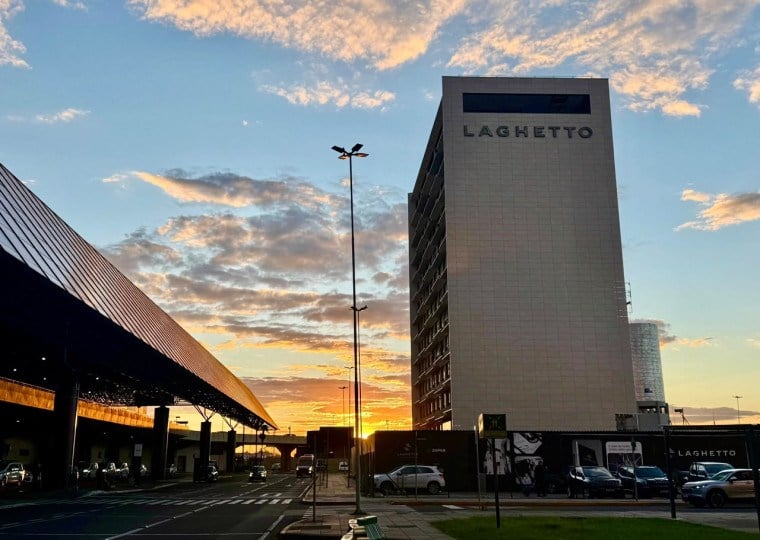 Hotel fica em frente ao terminal de passageiros do Aeroporto de Porto Alegre