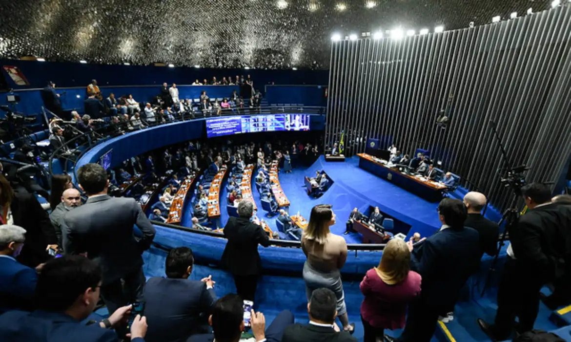 Senado aprova PEC pelo fim da escala 6x1 