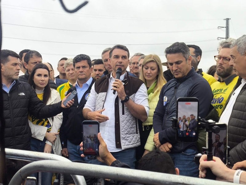 No Sarandi, Flávio Bolsonaro se compromete a retomar obras de proteção caso eleito
