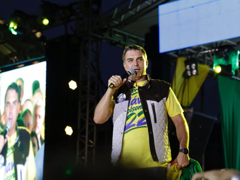 Em Porto Alegre, Flávio Bolsonaro faz discurso centrado na segurança