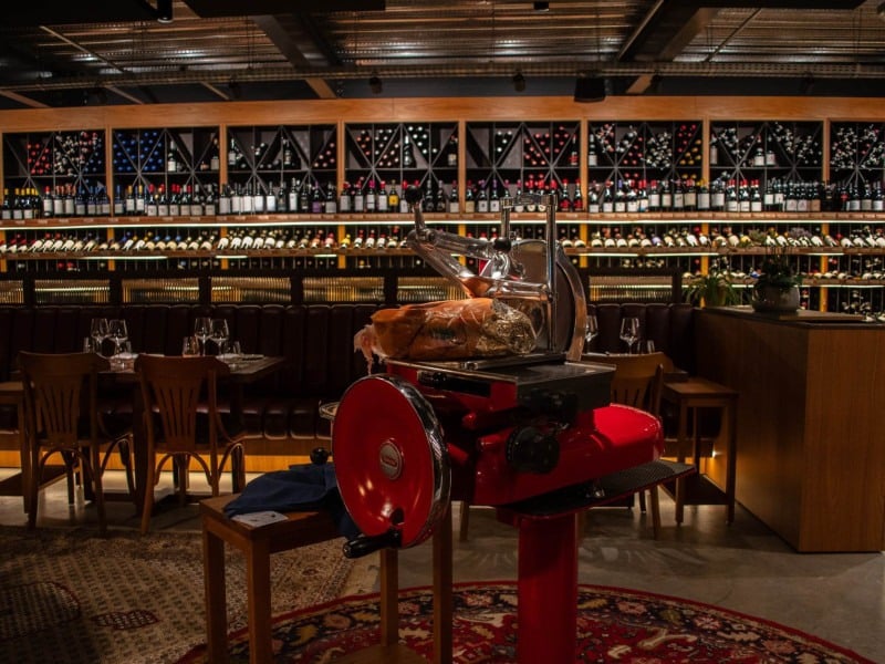 A fatiadora manual de frios da marca italiana Berkel foi restaurada por Henrique, e chama a aten&ccedil;&atilde;o da clientela
<br />Foto: Ag&ecirc;ncia Tweed/Divulga&ccedil;&atilde;o/JC