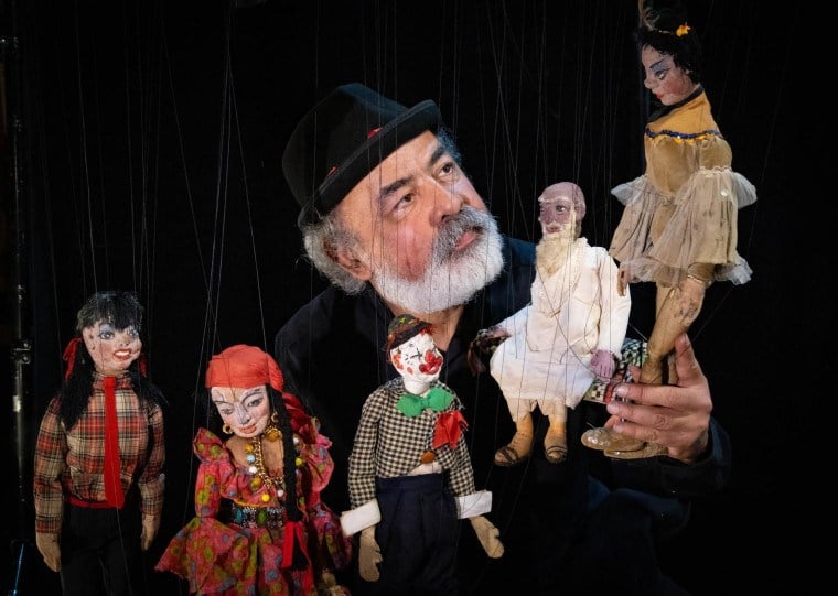 Cacá Sena protagoniza o espetáculo solo que dá nova vida às marionetes criadas por Odila Cardoso de Sena.