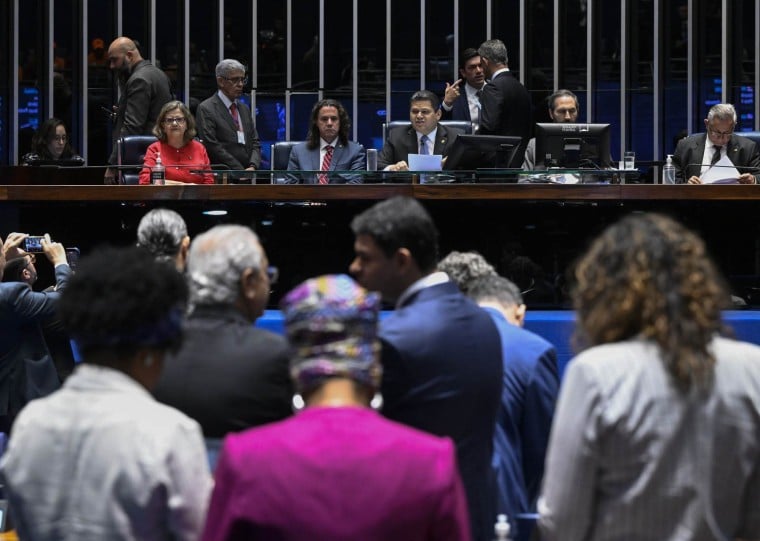 Texto mantém a escala 5x2 e reduz gradualmente a jornada semanal, mas abre exceção para profissionais de alta remuneração