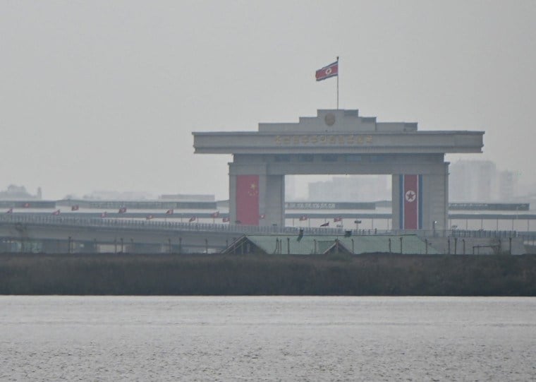 Do lado chinês, a ponte fica na cidade de Dandong, no nordeste do país, enquanto do lado norte-coreano a estrutura chega a Sinuiju, na província de Pyongan do Norte