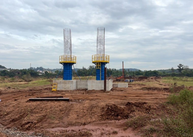 Paralelamente, est&atilde;o sendo fabricadas as vigas met&aacute;licas que sustentar&atilde;o a pista da ponte