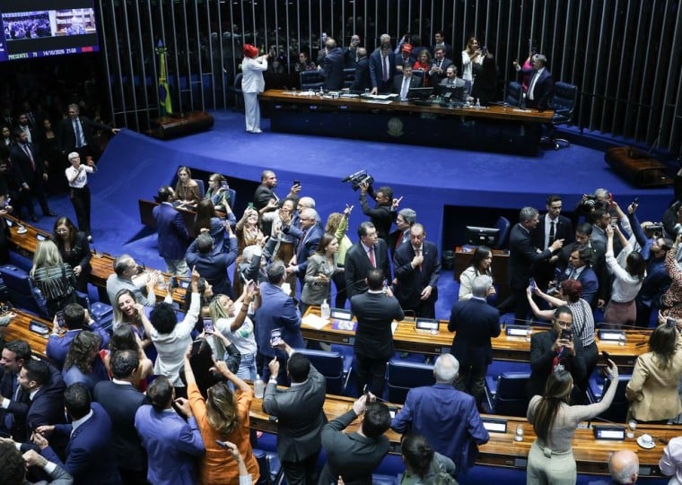 Jornais classificaram aprovação como jogada política e destacaram parlamentares contrários à proposta