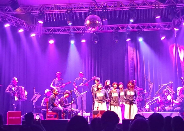 Espetáculo no Teatro Simões Lopes Neto reúne coral jovem Guarani Mbya e banda de câmara Tum Toin Foin para marcar os 400 anos das Missões Jesuíticas 