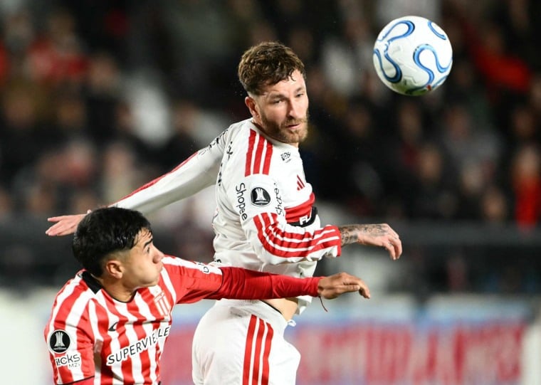 Léo Pereira critica o gramado em La Plata após empate do Flamengo com o Estudiantes na semifinal da Libertadores