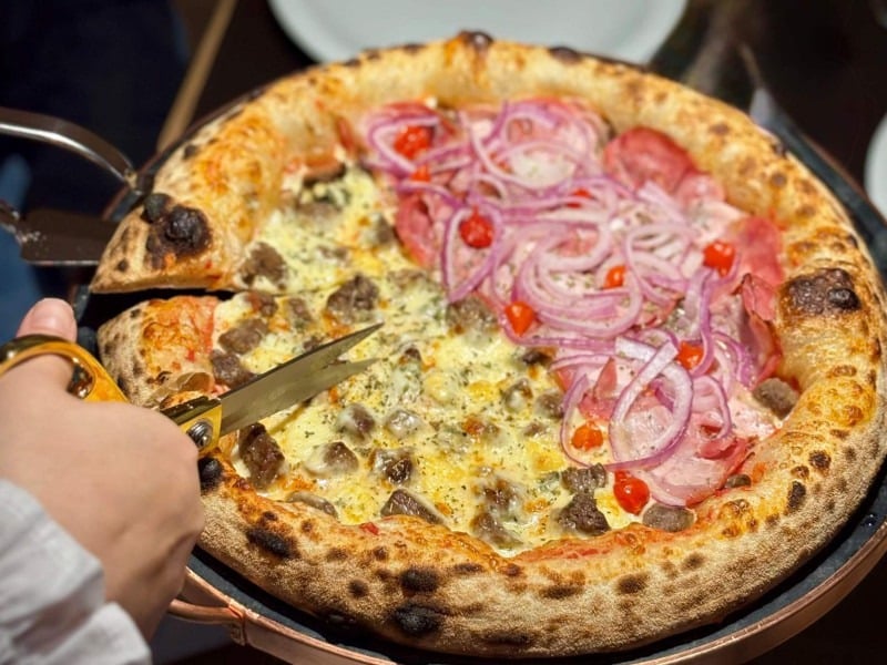 A Dos Pampas &eacute; um dos sucessos da Nonno Eug&ecirc;nio. A pizza &eacute; inspirada no entrevero e leva bacon, calabresa, fil&eacute;, cebola roxa e pimenta-biquinho.<br />Foto: Nonno Eug&ecirc;nio/Divulga&ccedil;&atilde;o/JC