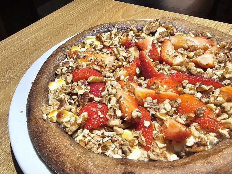 Pizza de chocolate branco, com queijo brie e morangos na Donno Eug&ecirc;nio <br />Foto: Daniel MoragaS/JC