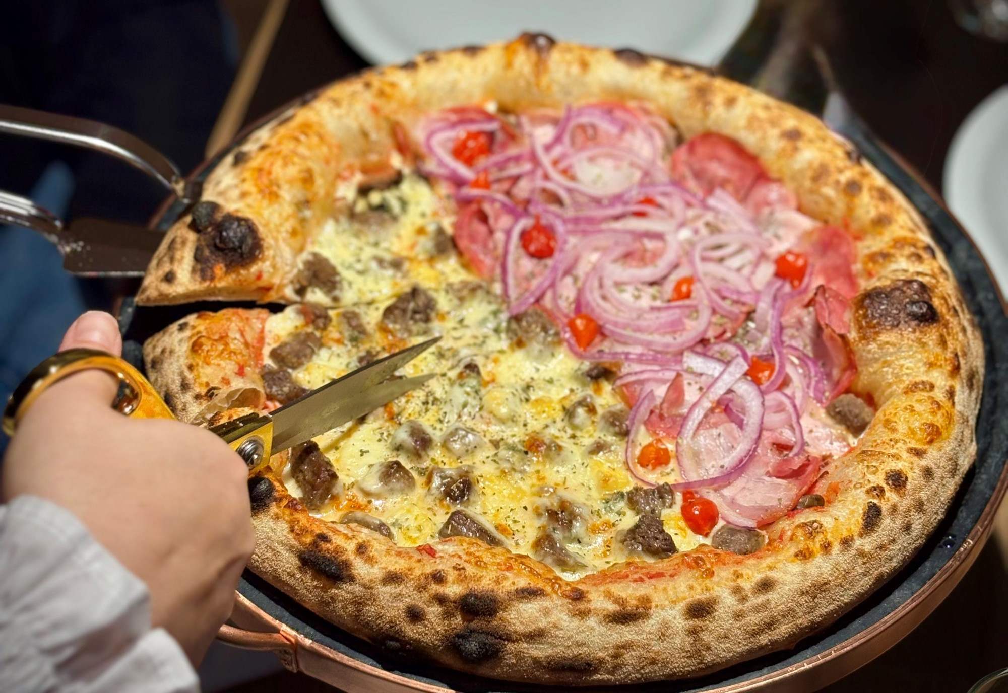 A Dos Pampas &eacute; um dos sucessos da Nonno Eug&ecirc;nio. A pizza &eacute; inspirada no entrevero e leva bacon, calabresa, fil&eacute;, cebola roxa e pimenta-biquinho. | Nonno Eug&ecirc;nio/Divulga&ccedil;&atilde;o/JC
