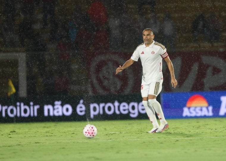 Zagueiro Gabriel Mercado é um dos quatro suspensos para próximo jogo diante do Botafogo
