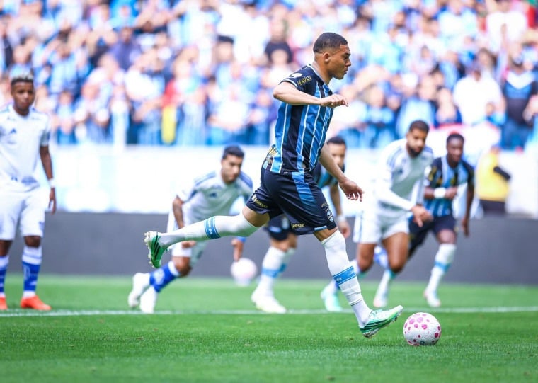 Carlos Vinicius foi o responsável por abrir o placar na Arena