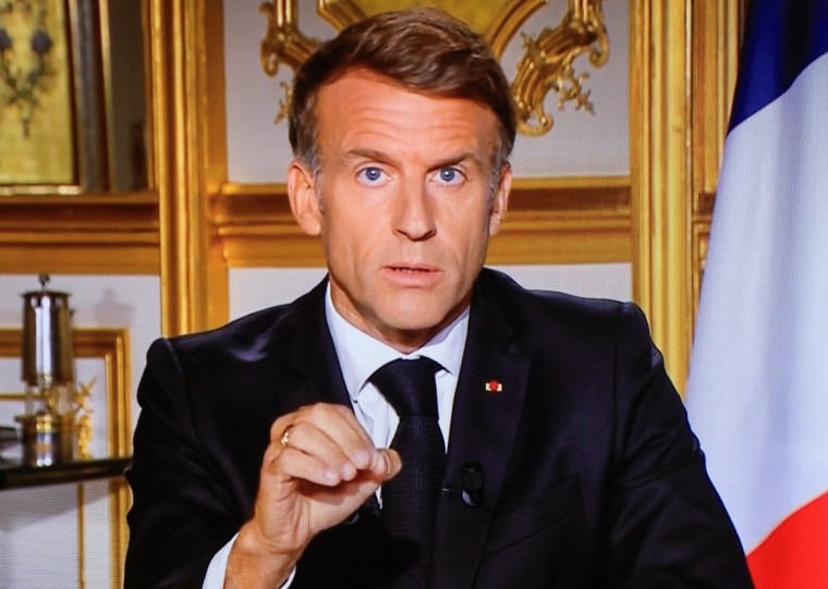 Presidente francês realizou pronunciamento televisionado neste domingo (18)