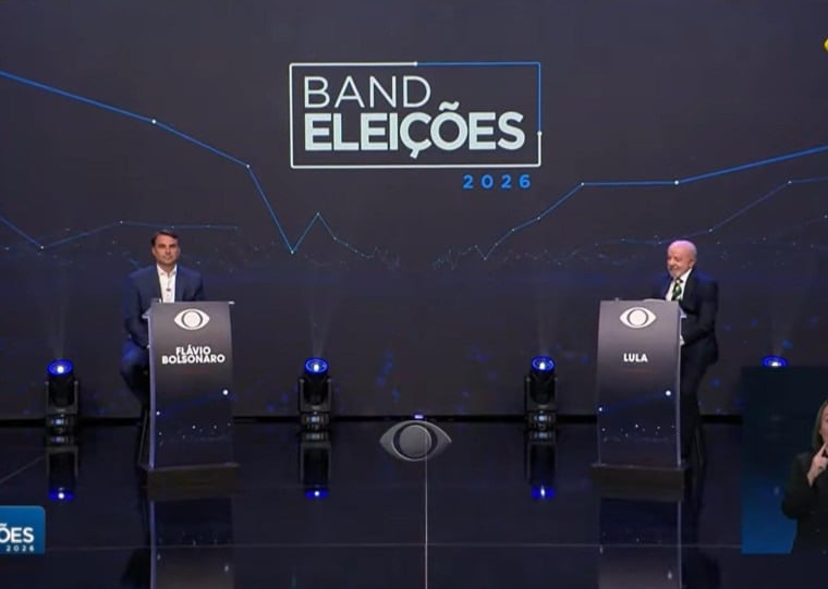 Embora estivesse marcado para iniciar às 20h, o início do debate atrasou 15 minutos