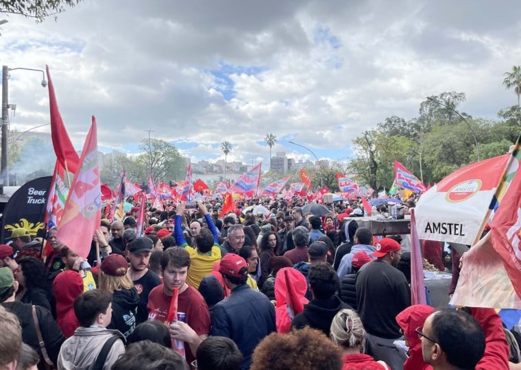 Milhares de manifestantes passaram pelo local