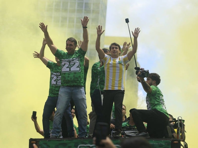 Flávio Bolsonaro reúne apoiadores na Paulista e fala que o país está 'sem presidente'