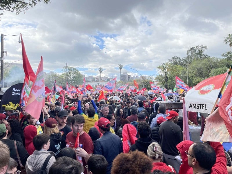 Apoiadores de Lula realizam ato na Redenção a uma semana do segundo turno