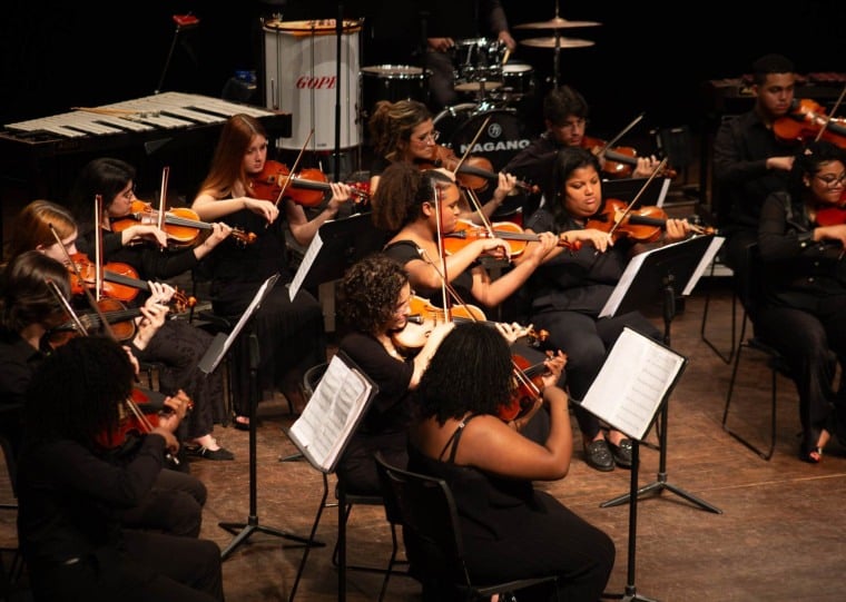 A Orquestra Jovem Theatro São Pedro reúne mais de 60 crianças e adolescentes em repertório que vai do tango à música popular brasileira.