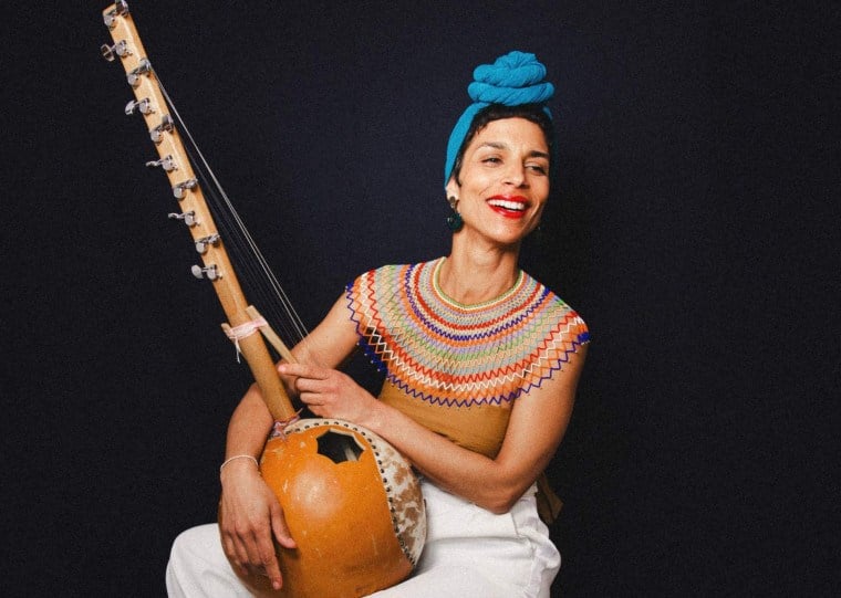 Siân toca o Kamele Ngoni, harpa tradicional da África Ocidental