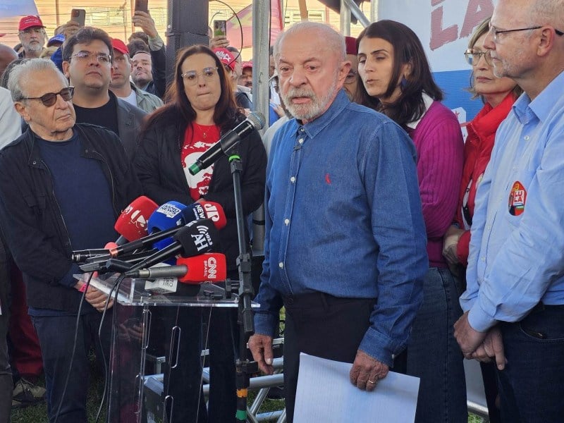 Em ato na Capital,  Lula promete entregar sigilos telefônico dele e dos cinco filhos ao TSE