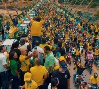 Vestido de amarelo, Flávio Bolsonaro liderou a mobilização acompanhada de motociata em Marabá, no Pará