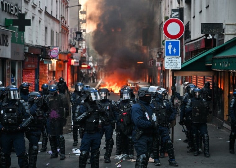 Pelo menos 2.400 pessoas foram detidas depois que, no sábado, manifestantes em cidades de toda a França entraram em confronto com a polícia