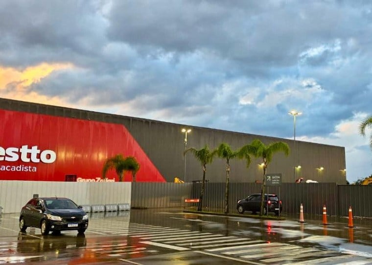 &Aacute;rea ao lado do Cestto j&aacute; ganhou cercamento para os trabalhos da nova fase do complexo