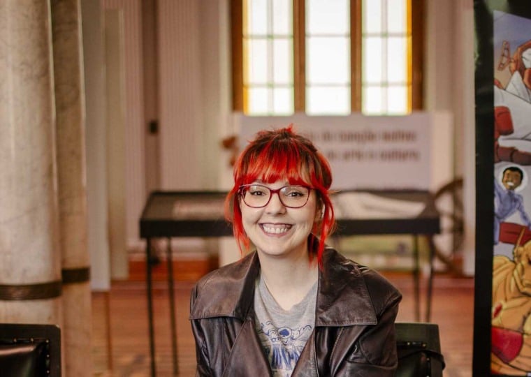 Com humor, sensibilidade e um traço inconfundível, Samanta Flôor construiu uma trajetória que vai das HQs autorais à literatura infantojuvenil